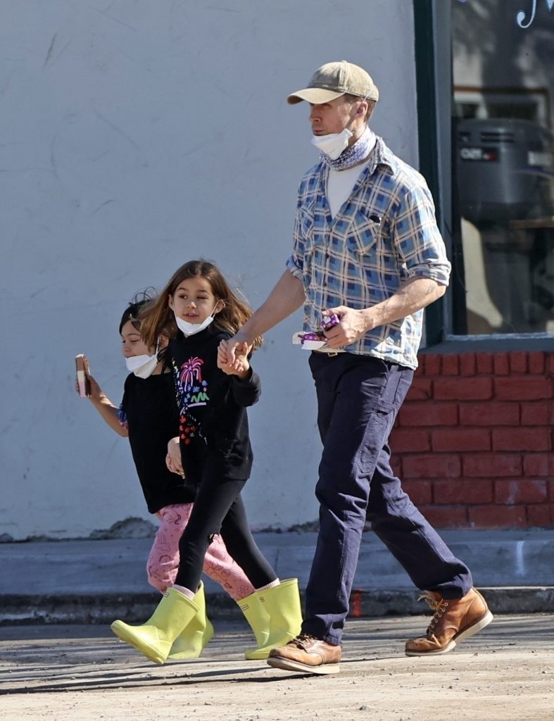 Paparazzi Finally Capture Images of the Daughters of Eva Mendes and